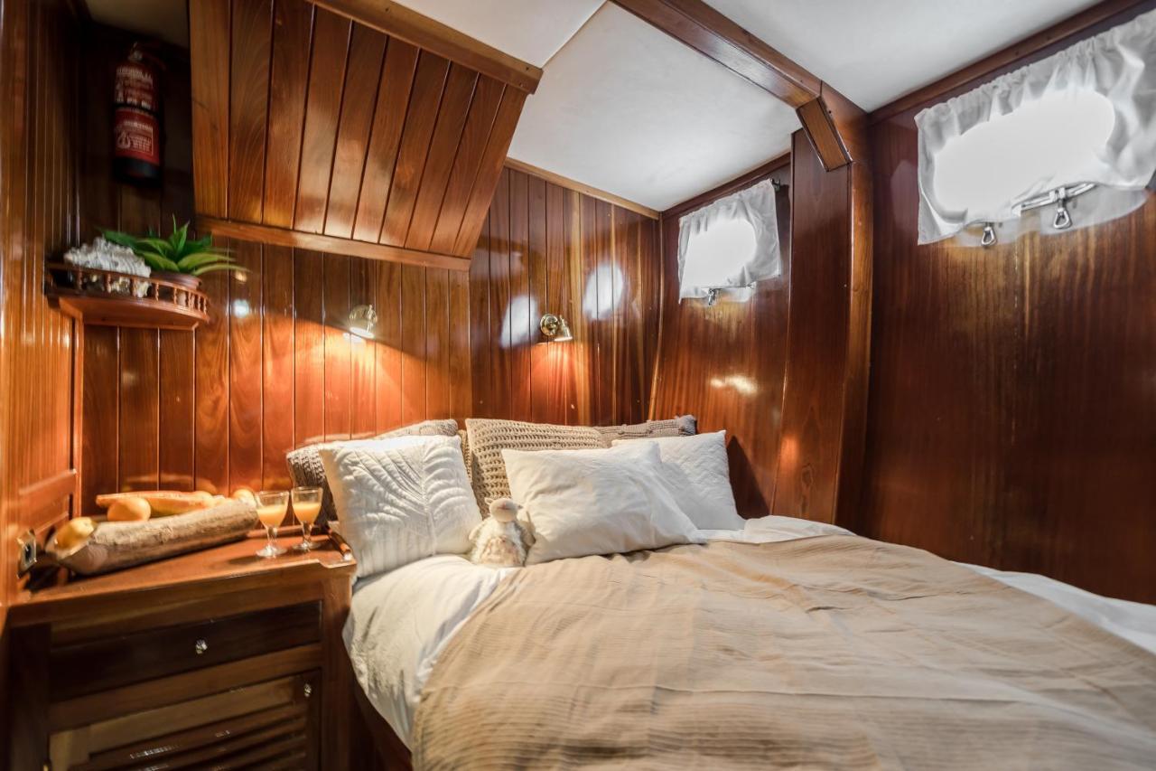 Spacious Yacht Hotel Barcelona City Center 5 Cabins Bagian luar foto