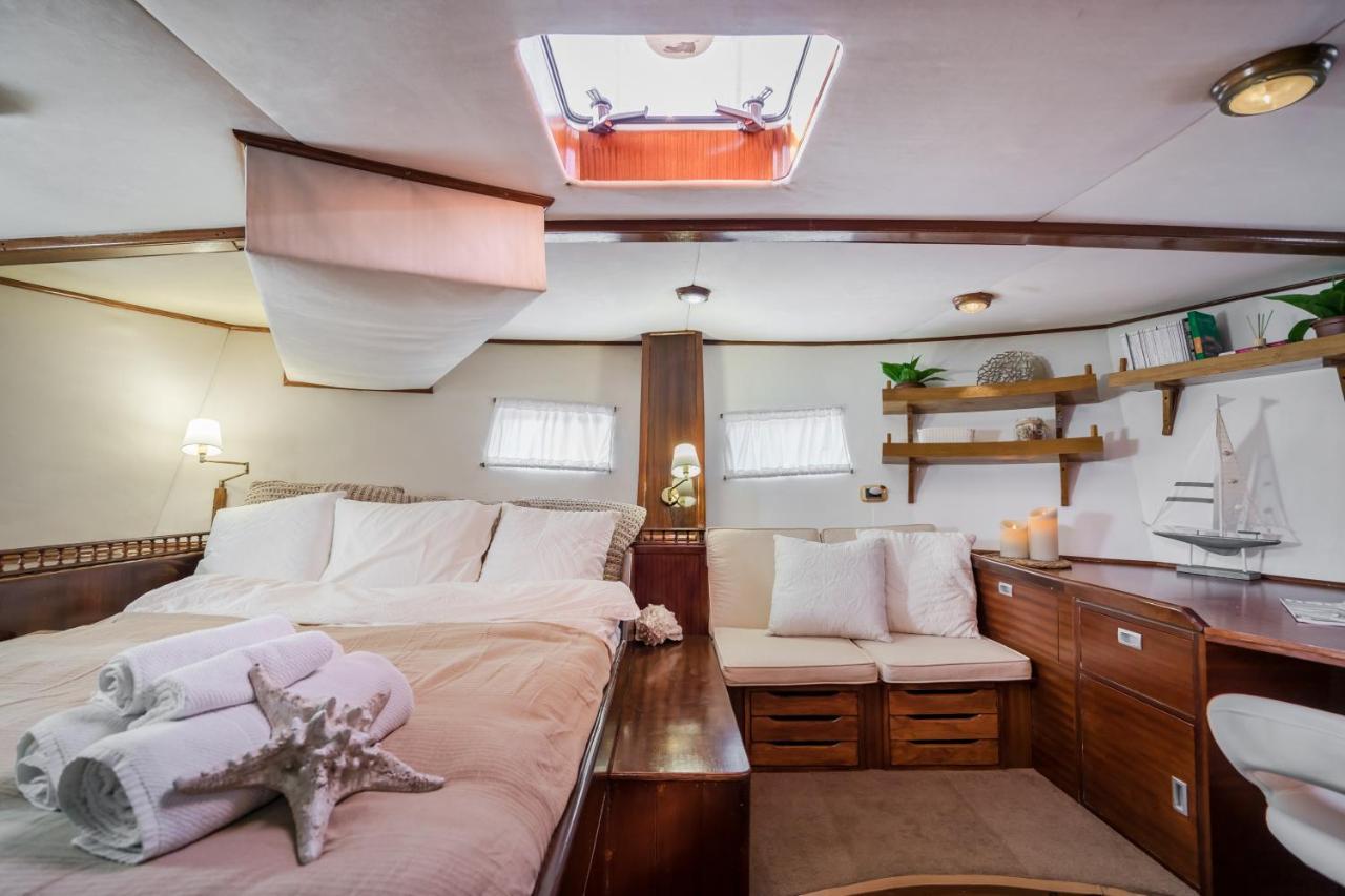 Spacious Yacht Hotel Barcelona City Center 5 Cabins Bagian luar foto