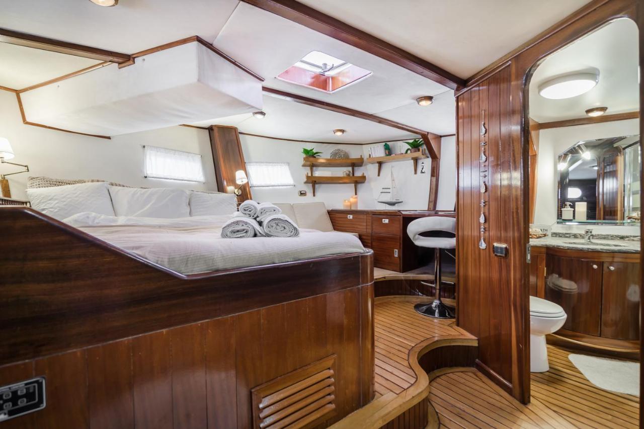 Spacious Yacht Hotel Barcelona City Center 5 Cabins Bagian luar foto