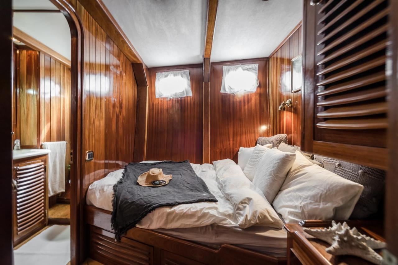 Spacious Yacht Hotel Barcelona City Center 5 Cabins Bagian luar foto