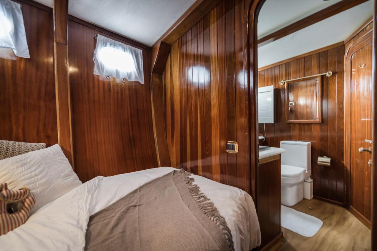 Spacious Yacht Hotel Barcelona City Center 5 Cabins Bagian luar foto