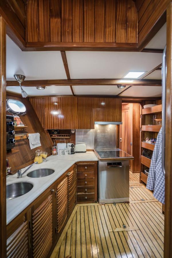 Spacious Yacht Hotel Barcelona City Center 5 Cabins Bagian luar foto