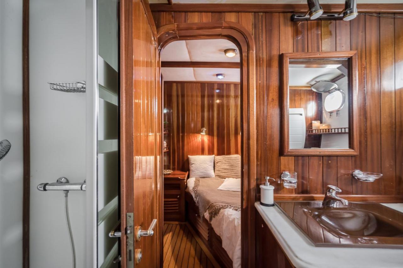 Spacious Yacht Hotel Barcelona City Center 5 Cabins Bagian luar foto