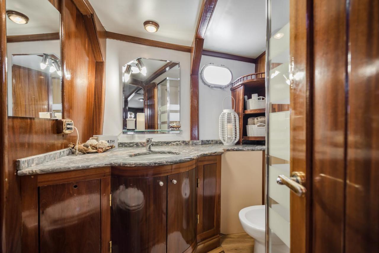 Spacious Yacht Hotel Barcelona City Center 5 Cabins Bagian luar foto