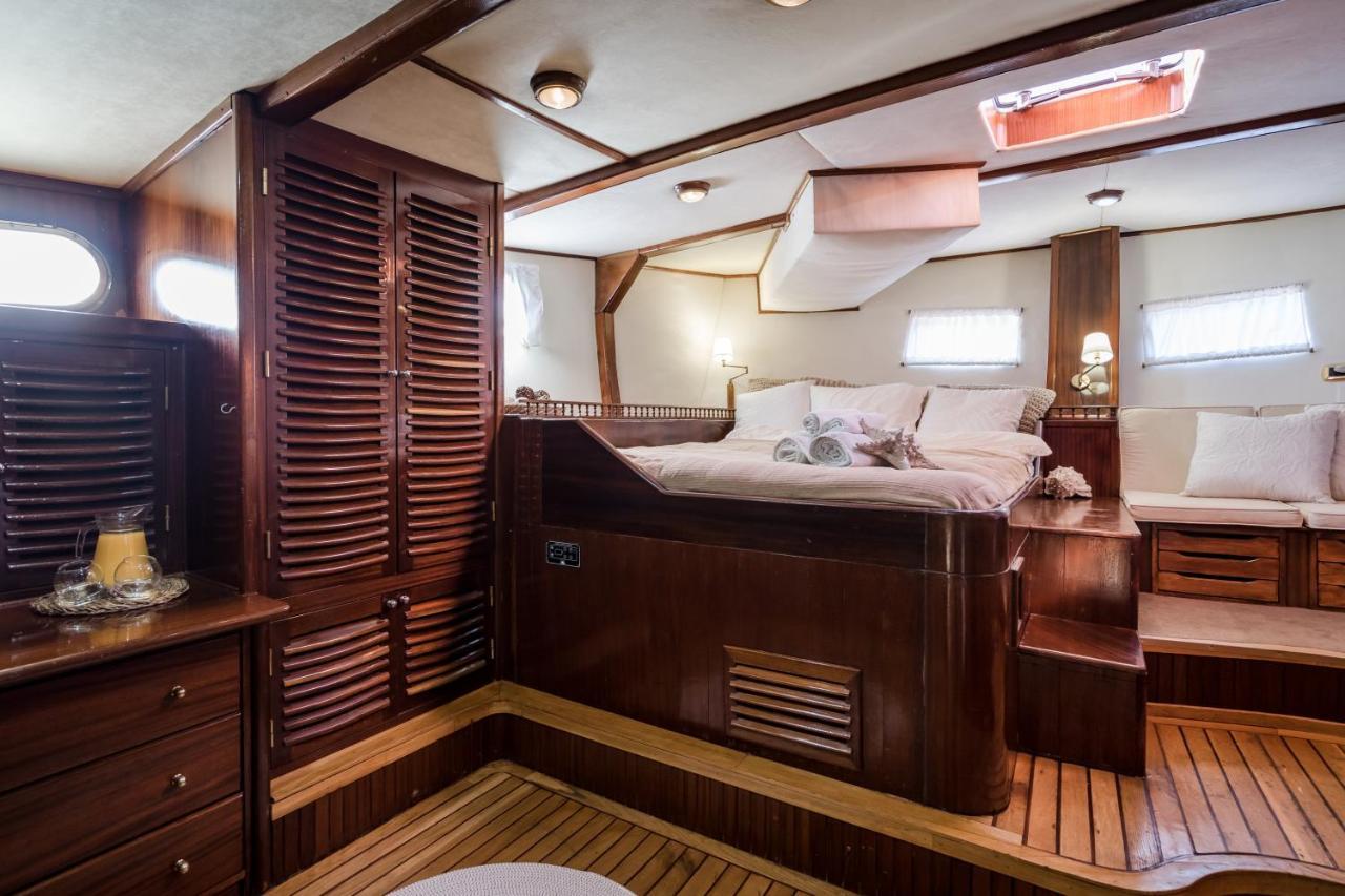 Spacious Yacht Hotel Barcelona City Center 5 Cabins Bagian luar foto