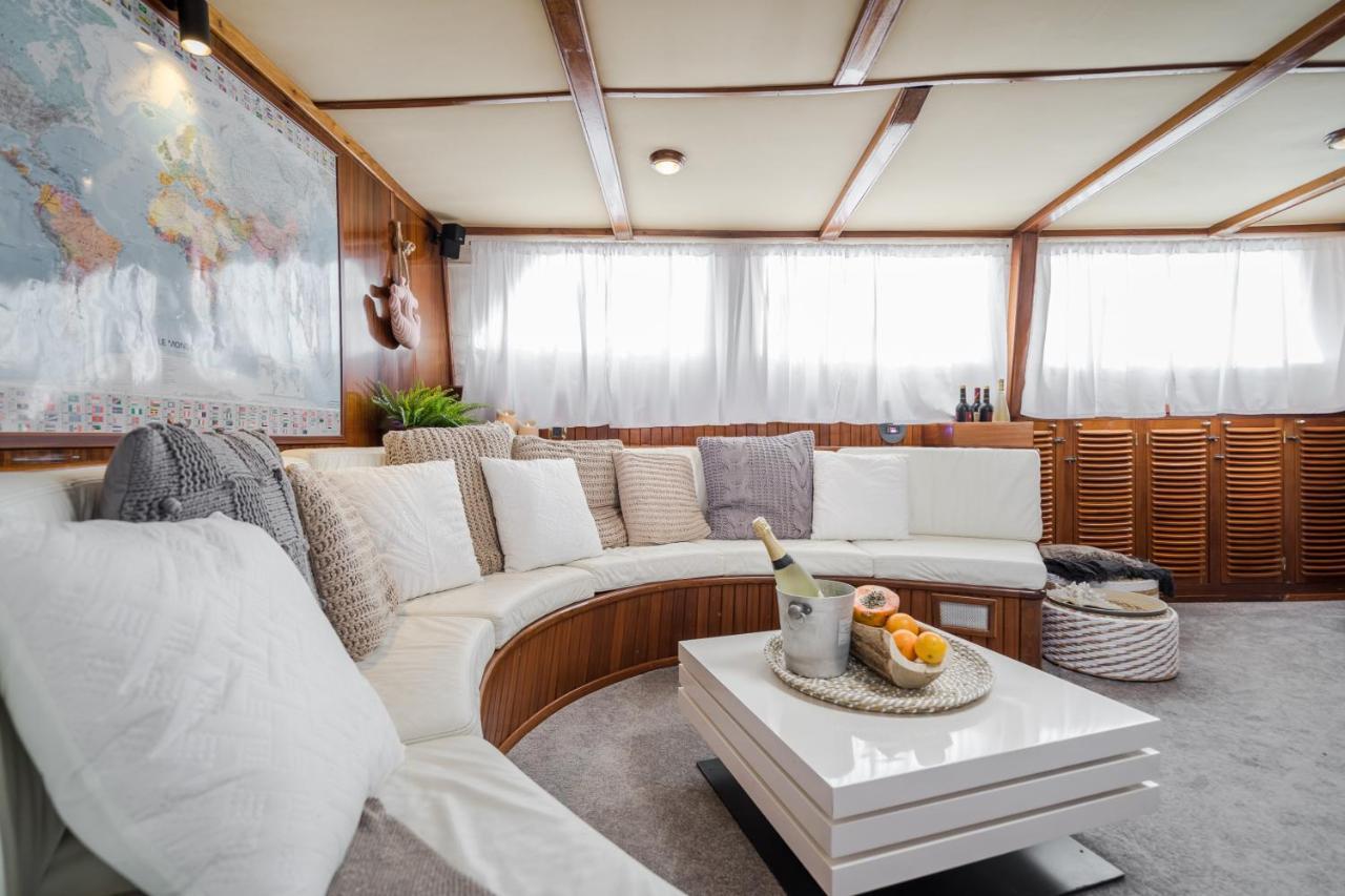 Spacious Yacht Hotel Barcelona City Center 5 Cabins Bagian luar foto