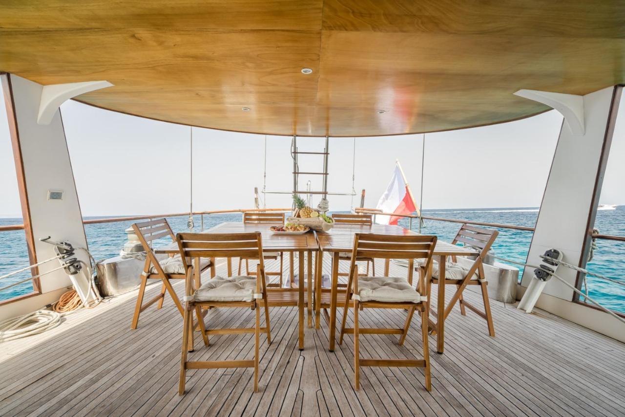 Spacious Yacht Hotel Barcelona City Center 5 Cabins Bagian luar foto