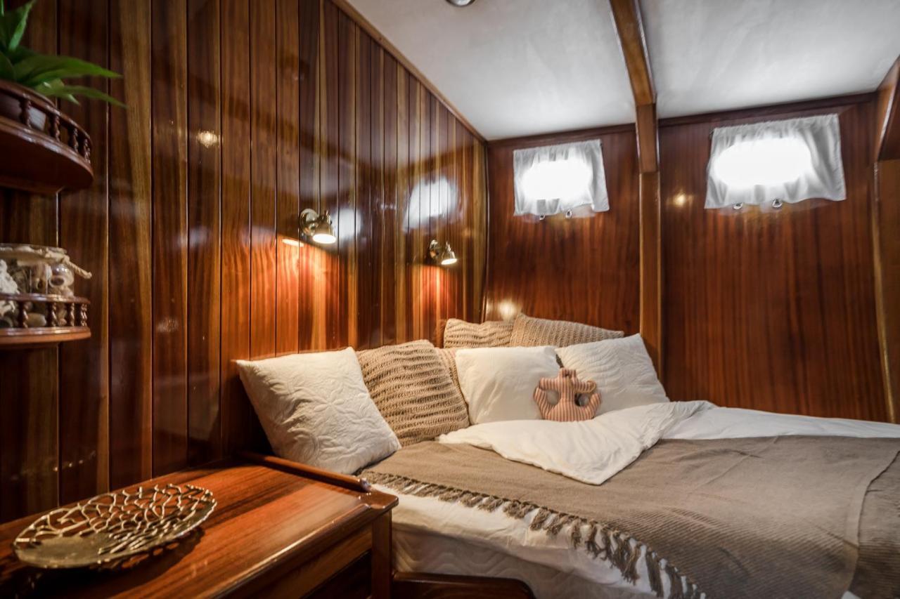 Spacious Yacht Hotel Barcelona City Center 5 Cabins Bagian luar foto