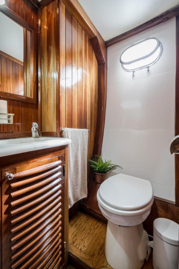 Spacious Yacht Hotel Barcelona City Center 5 Cabins Bagian luar foto