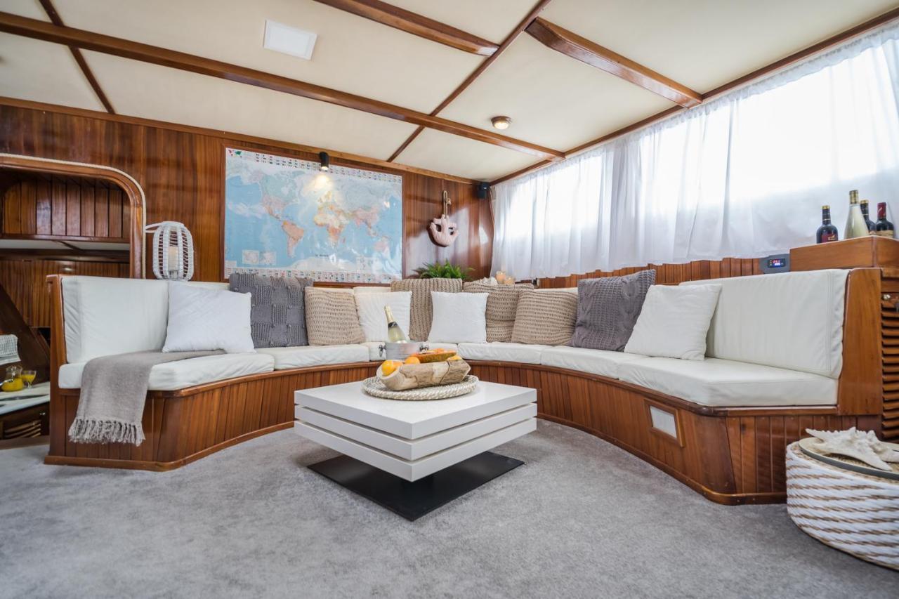Spacious Yacht Hotel Barcelona City Center 5 Cabins Bagian luar foto
